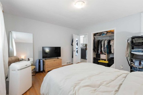 2816 18 Street Sw, Calgary, AB - Indoor Photo Showing Bedroom