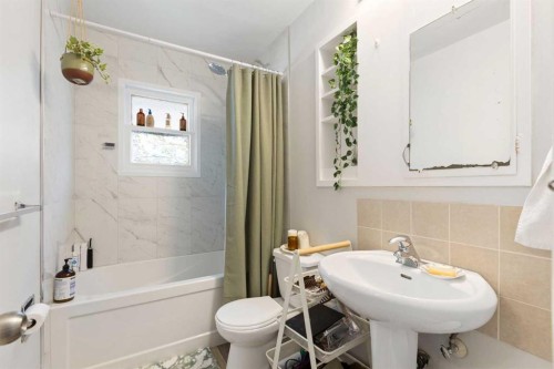 2816 18 Street Sw, Calgary, AB - Indoor Photo Showing Bathroom