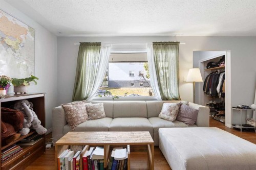 2816 18 Street Sw, Calgary, AB - Indoor Photo Showing Living Room