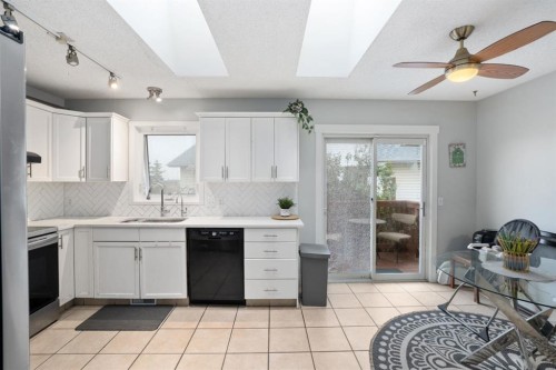 169 Coral Sands Terrace Ne, Calgary, AB - Indoor Photo Showing Kitchen