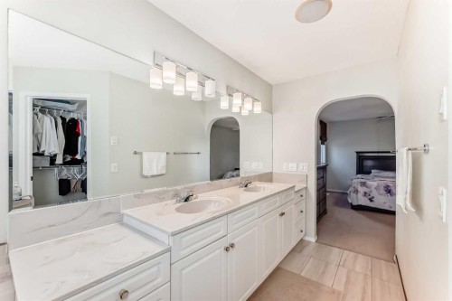 82 Mt Gibraltar Heights Se, Calgary, AB - Indoor Photo Showing Bathroom