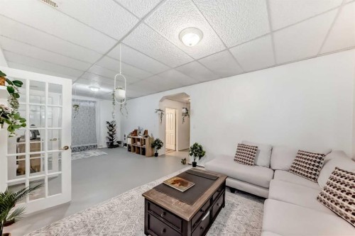 82 Mt Gibraltar Heights Se, Calgary, AB - Indoor Photo Showing Other Room