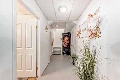 82 Mt Gibraltar Heights Se, Calgary, AB - Indoor Photo Showing Other Room