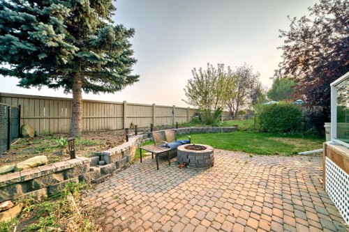 82 Mt Gibraltar Heights Se, Calgary, AB - Outdoor With Backyard