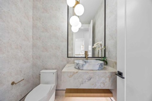 12 Vardana Place Nw, Calgary, AB - Indoor Photo Showing Bathroom