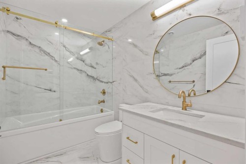 12 Vardana Place Nw, Calgary, AB - Indoor Photo Showing Bathroom