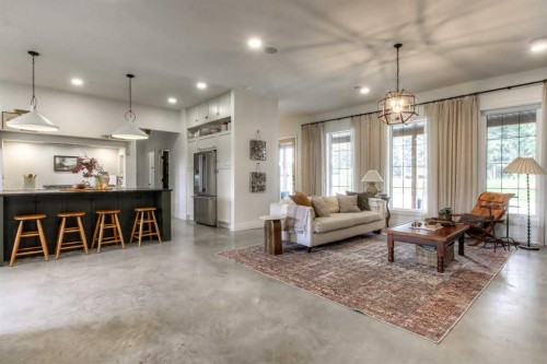 11-29327 Range Road 52, Rural Mountain View County, AB - Indoor Photo Showing Living Room