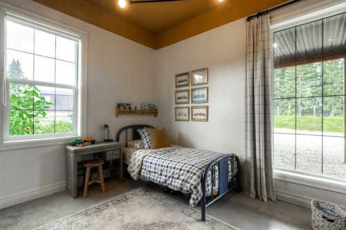 11-29327 Range Road 52, Rural Mountain View County, AB - Indoor Photo Showing Bedroom