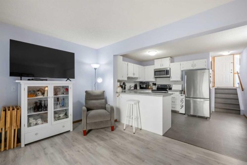 147 Somervale Park Sw, Calgary, AB - Indoor Photo Showing Kitchen
