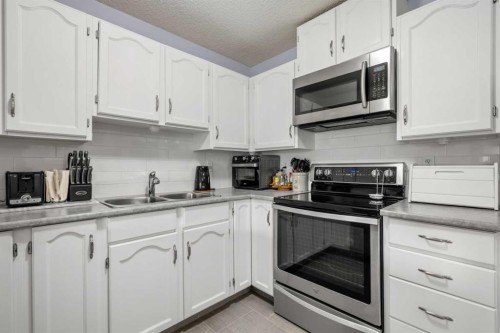 147 Somervale Park Sw, Calgary, AB - Indoor Photo Showing Kitchen With Double Sink