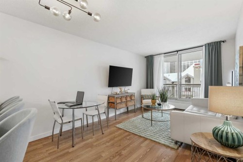 607-738 3 Avenue Sw, Calgary, AB - Indoor Photo Showing Living Room