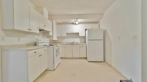 215 Taravista Drive, Calgary, AB - Indoor Photo Showing Kitchen