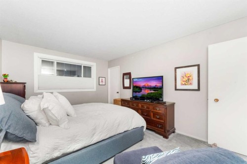 48 Thornwood Close Nw, Calgary, AB - Indoor Photo Showing Bedroom