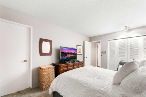 48 Thornwood Close Nw, Calgary, AB - Indoor Photo Showing Bedroom