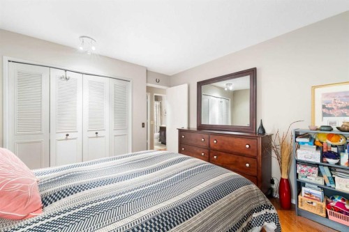48 Thornwood Close Nw, Calgary, AB - Indoor Photo Showing Bedroom