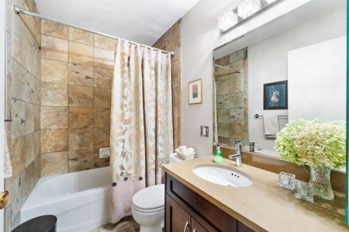 48 Thornwood Close Nw, Calgary, AB - Indoor Photo Showing Bathroom