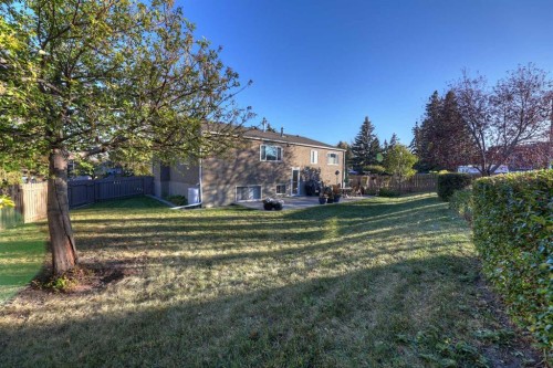 48 Thornwood Close Nw, Calgary, AB - Outdoor