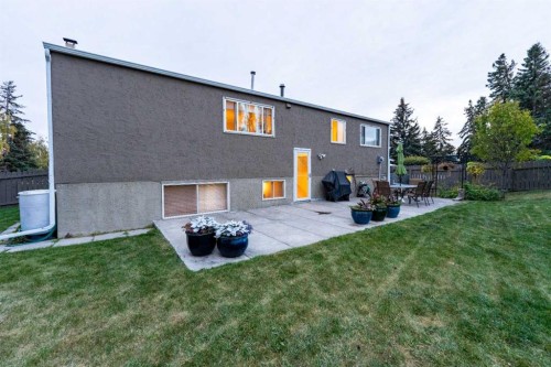 48 Thornwood Close Nw, Calgary, AB - Outdoor