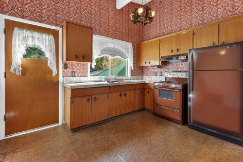 3224 Carol Drive Nw, Calgary, AB - Indoor Photo Showing Kitchen With Double Sink