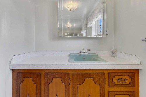 3224 Carol Drive Nw, Calgary, AB - Indoor Photo Showing Bathroom