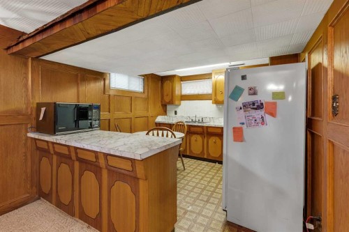 3224 Carol Drive Nw, Calgary, AB - Indoor Photo Showing Kitchen