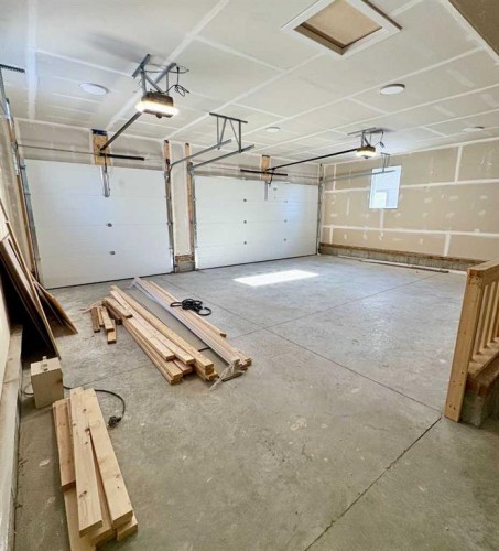 679 Anderson Close Nw, Diamond Valley, AB - Indoor Photo Showing Garage
