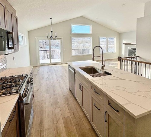 679 Anderson Close Nw, Diamond Valley, AB - Indoor Photo Showing Kitchen