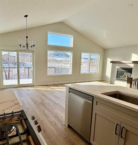 679 Anderson Close Nw, Diamond Valley, AB - Indoor Photo Showing Kitchen