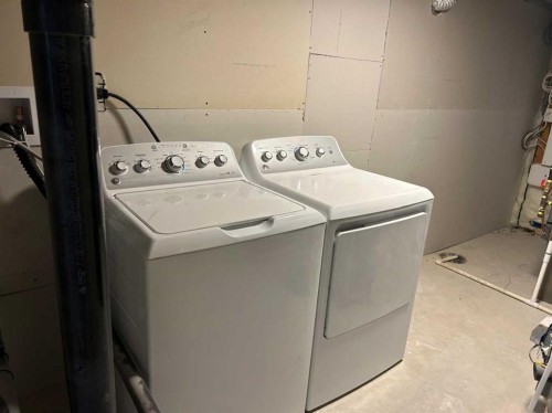 717 Windrow Manor Sw, Airdrie, AB - Indoor Photo Showing Laundry Room