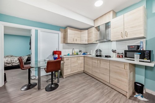 321 Carringvue Place Nw, Calgary, AB - Indoor Photo Showing Kitchen