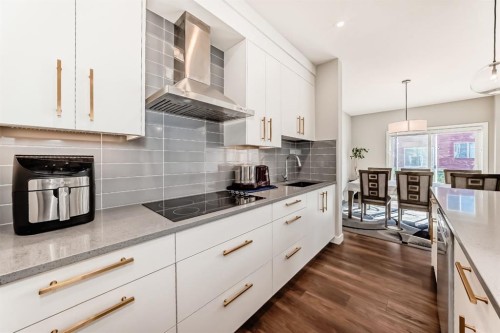 321 Carringvue Place Nw, Calgary, AB - Indoor Photo Showing Kitchen With Upgraded Kitchen