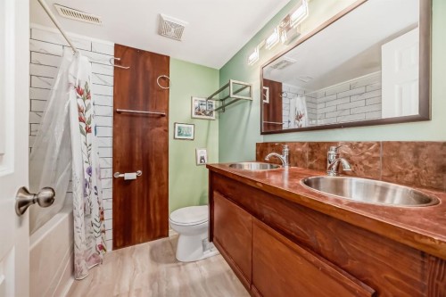 724D Raynard Crescent Se, Calgary, AB - Indoor Photo Showing Bathroom