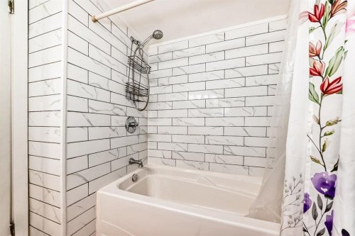 724D Raynard Crescent Se, Calgary, AB - Indoor Photo Showing Bathroom