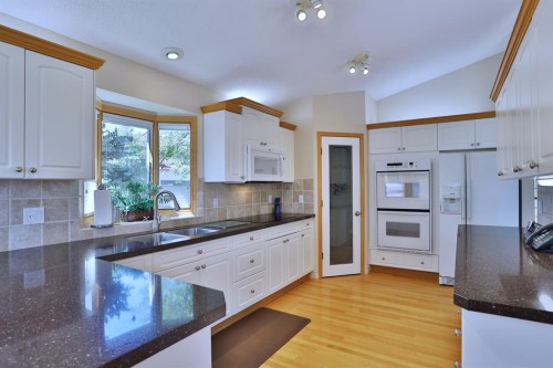 185 Hamptons Square Nw, Calgary, AB - Indoor Photo Showing Kitchen With Double Sink