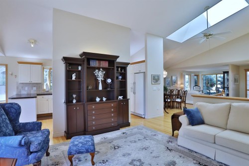 185 Hamptons Square Nw, Calgary, AB - Indoor Photo Showing Living Room