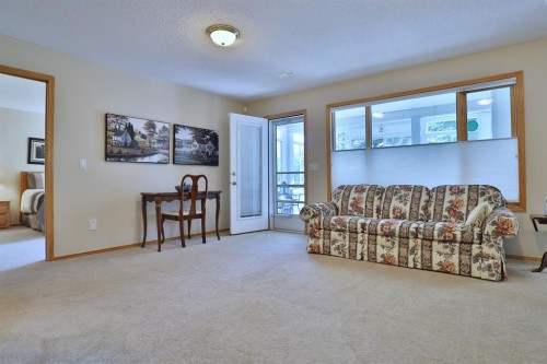 185 Hamptons Square Nw, Calgary, AB - Indoor Photo Showing Living Room