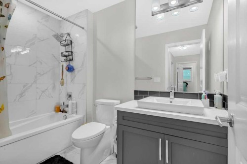 749 Windrow Manor Sw, Airdrie, AB - Indoor Photo Showing Bathroom