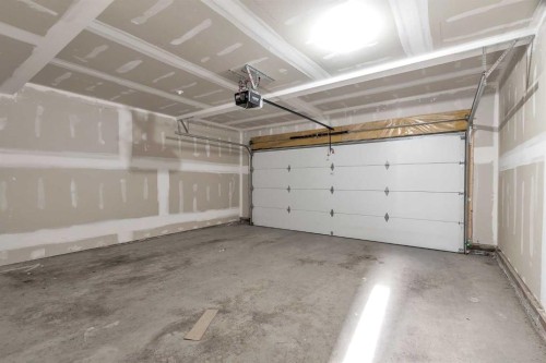 404-85 Sage Hill Heights Nw, Calgary, AB - Indoor Photo Showing Garage