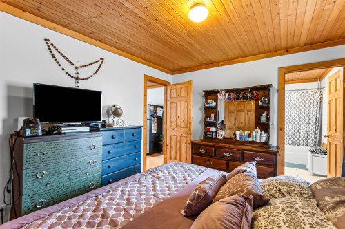2018 24 Avenue, Didsbury, AB - Indoor Photo Showing Bedroom