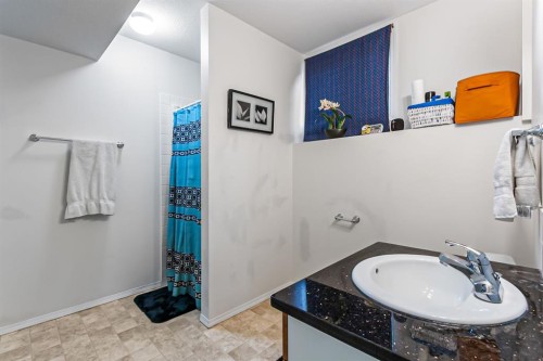 2018 24 Avenue, Didsbury, AB - Indoor Photo Showing Bathroom