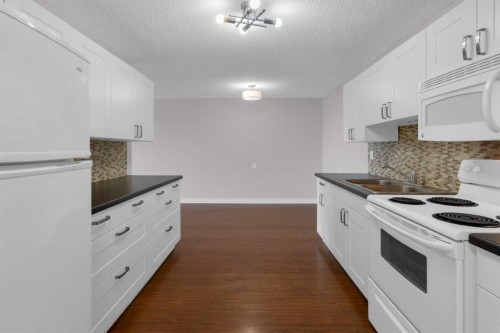 204-3606 Erlton Court Sw, Calgary, AB - Indoor Photo Showing Kitchen