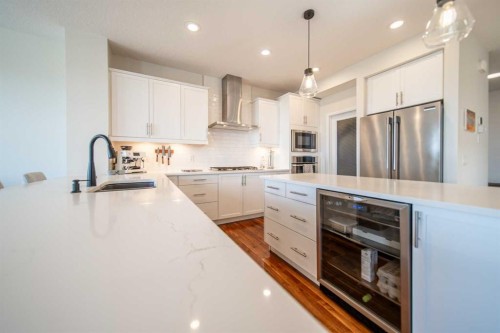 27 Sunset Park, Cochrane, AB - Indoor Photo Showing Kitchen With Upgraded Kitchen