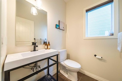 27 Sunset Park, Cochrane, AB - Indoor Photo Showing Bathroom
