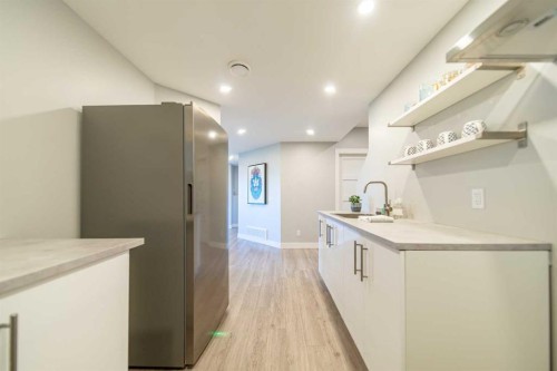 27 Sunset Park, Cochrane, AB - Indoor Photo Showing Kitchen
