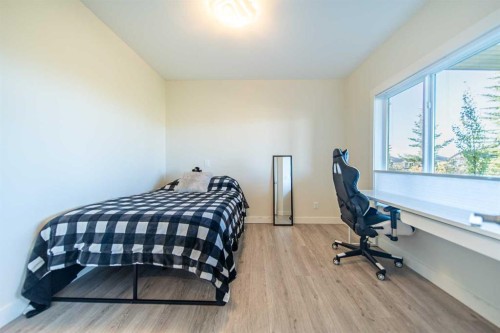 27 Sunset Park, Cochrane, AB - Indoor Photo Showing Bedroom
