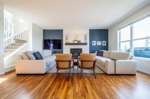 27 Sunset Park, Cochrane, AB - Indoor Photo Showing Living Room