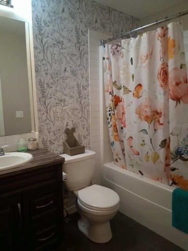 49 Fireside Bend, Cochrane, AB - Indoor Photo Showing Bathroom