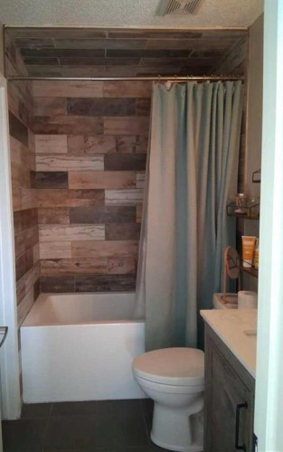 49 Fireside Bend, Cochrane, AB - Indoor Photo Showing Bathroom