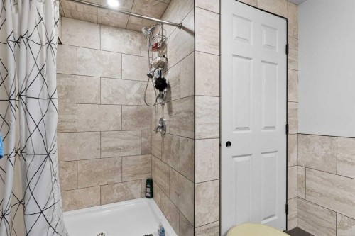 2168 Hwy 587  # 10, Rural Red Deer County, AB - Indoor Photo Showing Bathroom