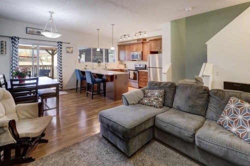 468 Hillcrest Circle Sw, Airdrie, AB - Indoor Photo Showing Living Room